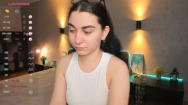 hannacheekss  online show from 01.20.25