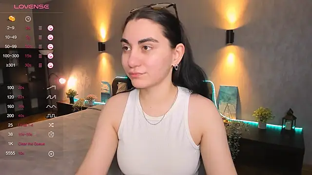 hannacheekss  online show from 01.20.25