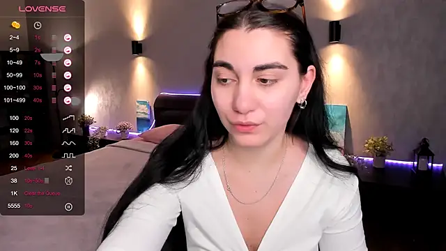 hannacheekss  online show from 02.12.25