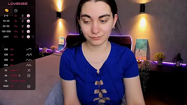 hannacheekss  online show from 02.20.25