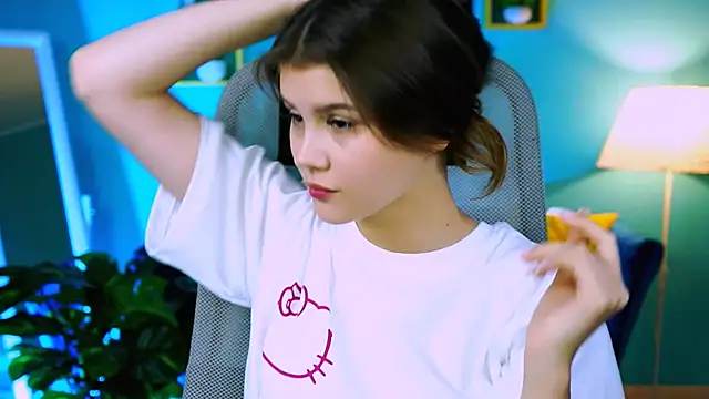 Snapshot of EvaThopson chatting on 10.14.25 EvaThopson online show from 10.14.25