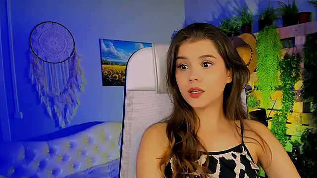 Snapshot of EvaThopson chatting on 10.15.25 EvaThopson online show from 10.15.25