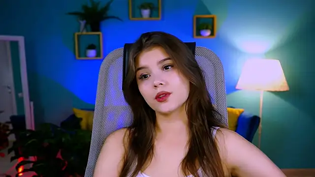 Snapshot of EvaThopson chatting on 10.17.25 EvaThopson online show from 10.17.25