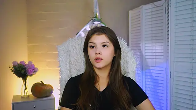 EvaThopson online show from 11.04.25