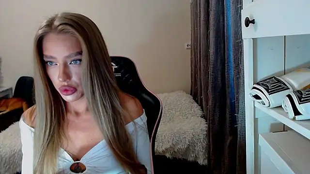 Snapshot of lonely_dreamm chatting on 12.12.24 lonely dreamm online show from 12.12.24