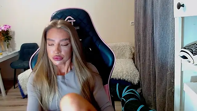 Snapshot of lonely_dreamm chatting on 12.13.24 lonely dreamm online show from 12.13.24