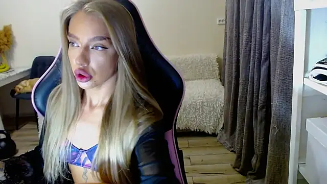 Snapshot of lonely_dreamm chatting on 12.20.24 lonely dreamm online show from 12.20.24