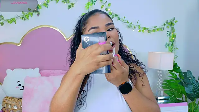 NahiaraReina online show from 10.25.25