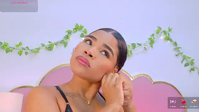 NahiaraReina online show from 12.04.25