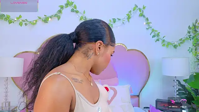 NahiaraReina online show from 12.05.25