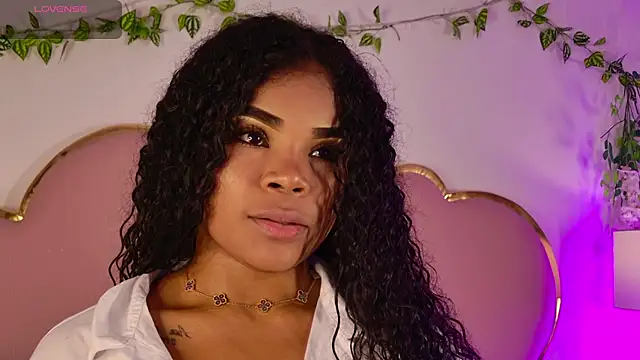 Snapshot of NahiaraReina chatting on 06.17.26 NahiaraReina online show from 06.17.26