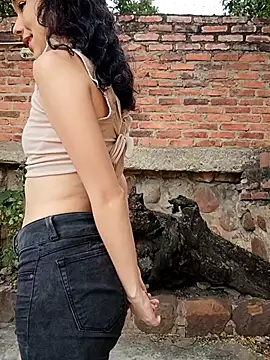 Snapshot of sweet_outdoor_charm chatting on 02.25.26 sweet outdoor charm online show from 02.25.26