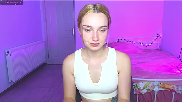 Snapshot of Wild_Sophie_ chatting on 09.23.25 Wild Sophie online show from 09.23.25