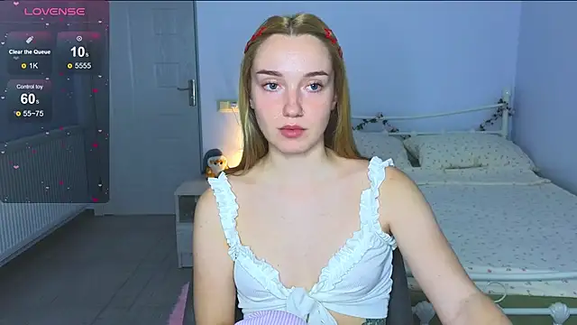 Snapshot of Wild_Sophie_ chatting on 10.11.25 Wild Sophie online show from 10.11.25