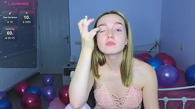 Snapshot of Wild_Sophie_ chatting on 11.26.25 Wild Sophie online show from 11.26.25