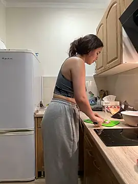 PoppyRobinson online show from 12.06.24