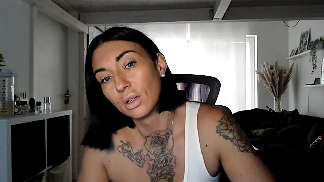 Snapshot of IntiMia chatting on 10.13.25 IntiMia online show from 10.13.25