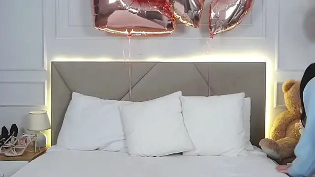 LeilaLow online show from 02.20.25