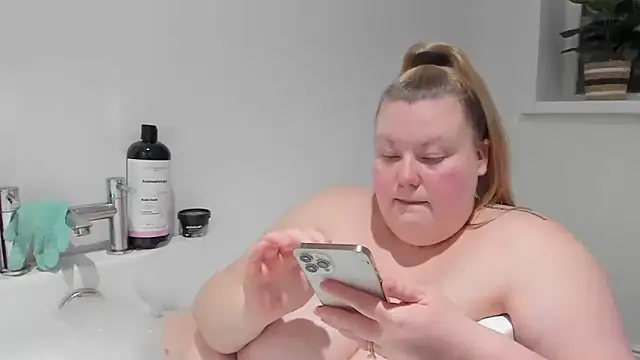 Snapshot of Busty-BBW-Emilie chatting on 03.05.25 Busty-BBW-Emilie online show from 03.05.25