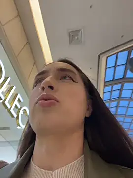 Holly Play online show from 11.03.25