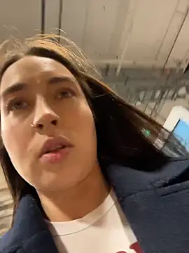 Holly Play online show from 11.28.25