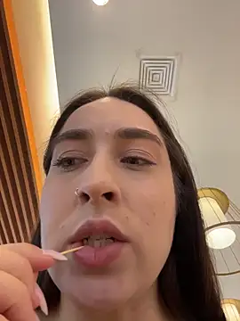 Holly Play online show from 12.23.25