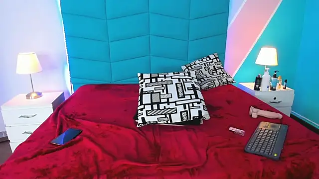 Iris Thompson  online show from 03.07.25