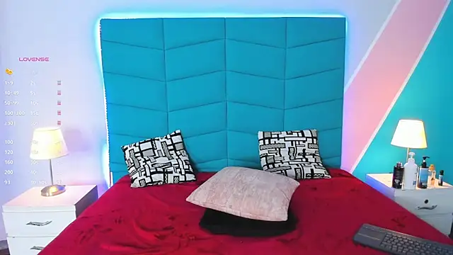 Iris Thompson  online show from 03.08.25