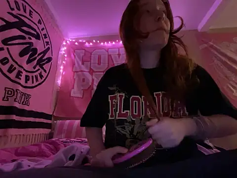 Snapshot of gingerbabe18 chatting on 12.19.25 gingerbabe18 online show from 12.19.25