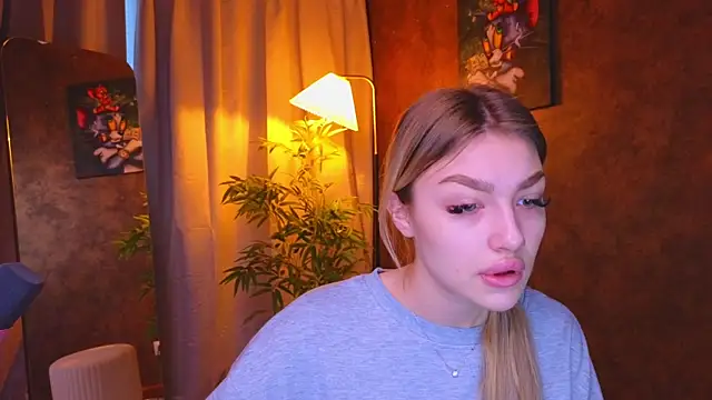 Ella Milla online show from 01.07.25