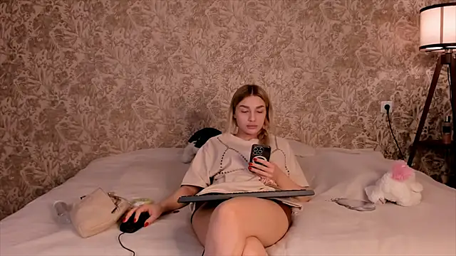 Ella Milla online show from 03.06.25