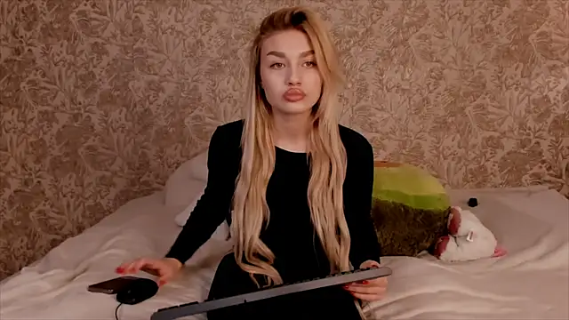 Ella Milla online show from 03.11.25