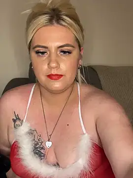 Snapshot of Blondiee3088 chatting on 12.22.24 Blondiee3088 online show from 12.22.24