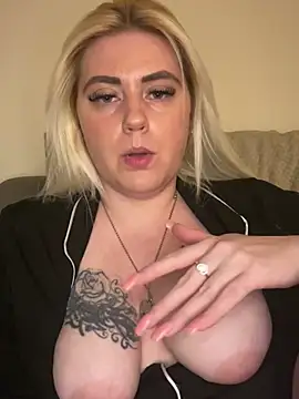 Snapshot of Blondiee3088 chatting on 03.05.25 Blondiee3088 online show from 03.05.25