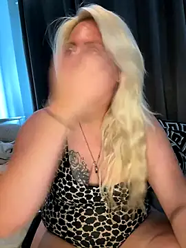 Snapshot of Blondiee3088 chatting on 10.02.25 Blondiee3088 online show from 10.02.25