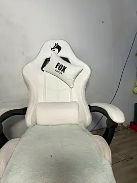 Snapshot of RuivaRaposinha chatting on 03.05.25 RuivaRaposinha online show from 03.05.25