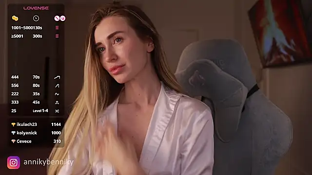 Coconutkittyy online show from 03.18.25