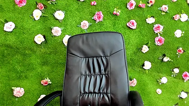 Huge Titties  online show from 03.17.25