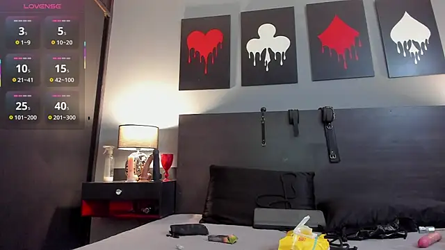 Snapshot of Samantha_Mouret chatting on 12.18.25 Samantha Mouret online show from 12.18.25