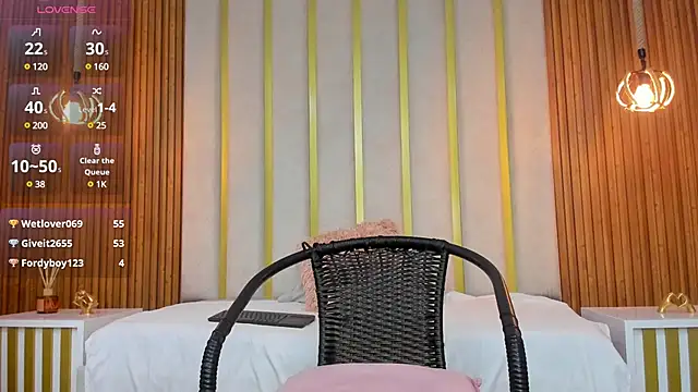 Snapshot of love_mommy chatting on 01.28.25 love mommy online show from 01.28.25