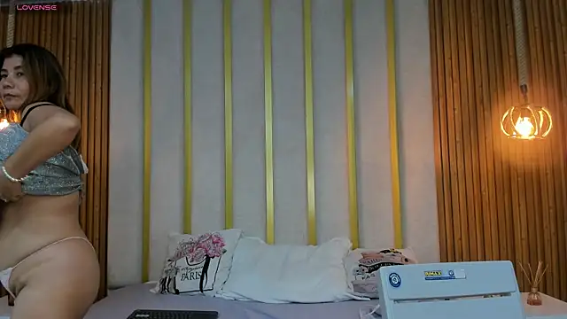 Snapshot of love_mommy chatting on 03.09.25 love mommy online show from 03.09.25