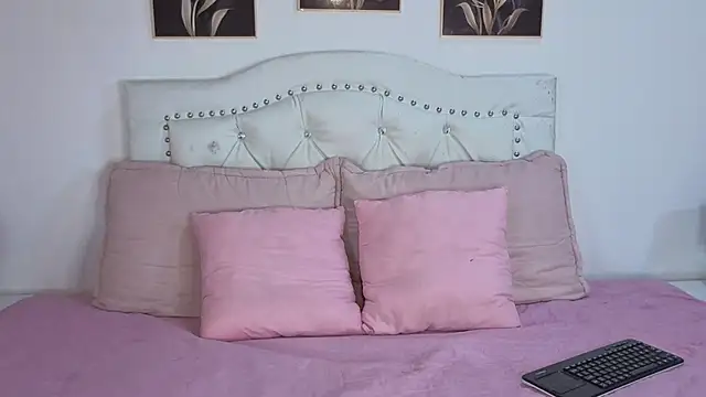 Snapshot of AnneGagner chatting on 09.14.25 AnneGagner online show from 09.14.25