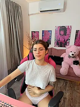 Snapshot of annieesweett chatting on 06.25.26 annieesweett online show from 06.25.26