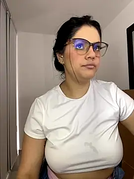 Snapshot of kimberlyhills1 chatting on 11.14.25 kimberlyhills1 online show from 11.14.25