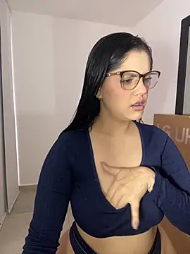 Snapshot of kimberlyhills1 chatting on 11.20.25 kimberlyhills1 online show from 11.20.25