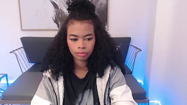 Snapshot of Shenna_brunette_ chatting on 12.18.24 Shenna brunette online show from 12.18.24