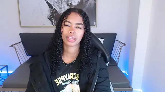 Snapshot of Shenna_brunette_ chatting on 12.20.24 Shenna brunette online show from 12.20.24
