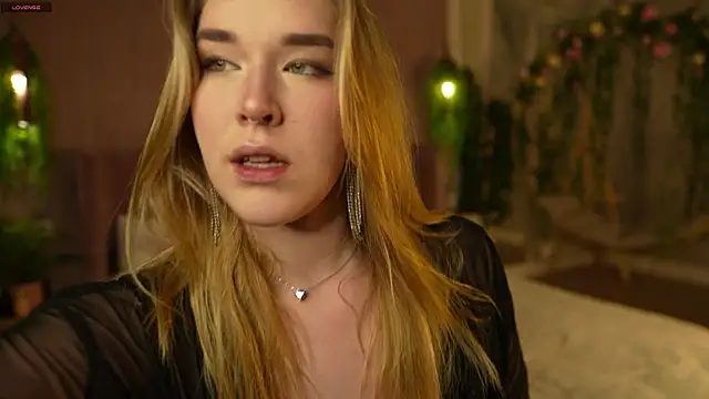 Snapshot of Smiley_Mia chatting on 11.05.25 Smiley Mia online show from 11.05.25