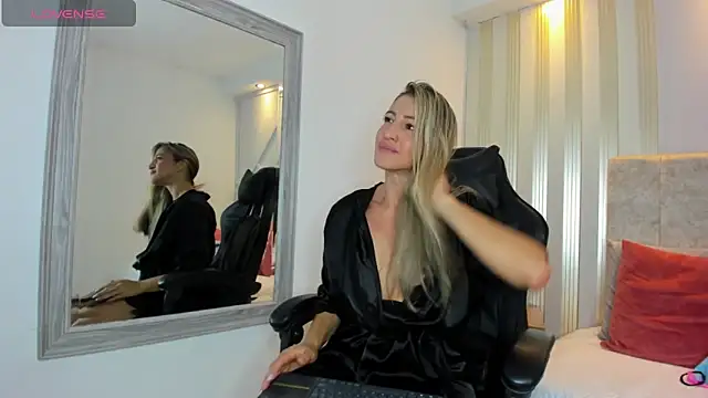Snapshot of Tayra_Pradit chatting on 12.18.24 Tayra Pradit online show from 12.18.24