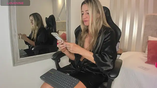 Snapshot of Tayra_Pradit chatting on 01.30.25 Tayra Pradit online show from 01.30.25